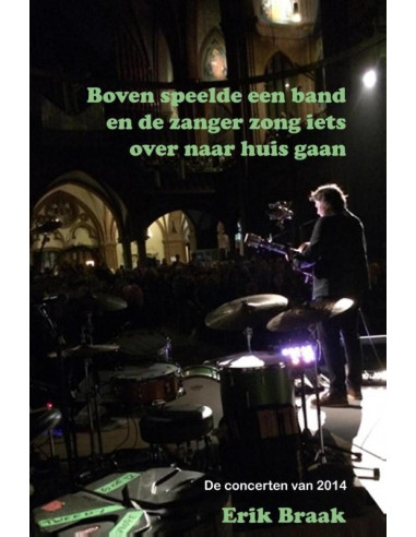 Boven speelde een band en de zanger zong